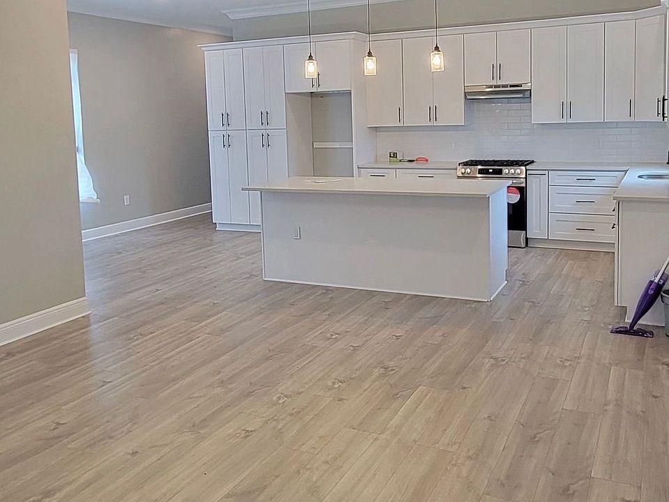 Living room & kitchen open floor plan