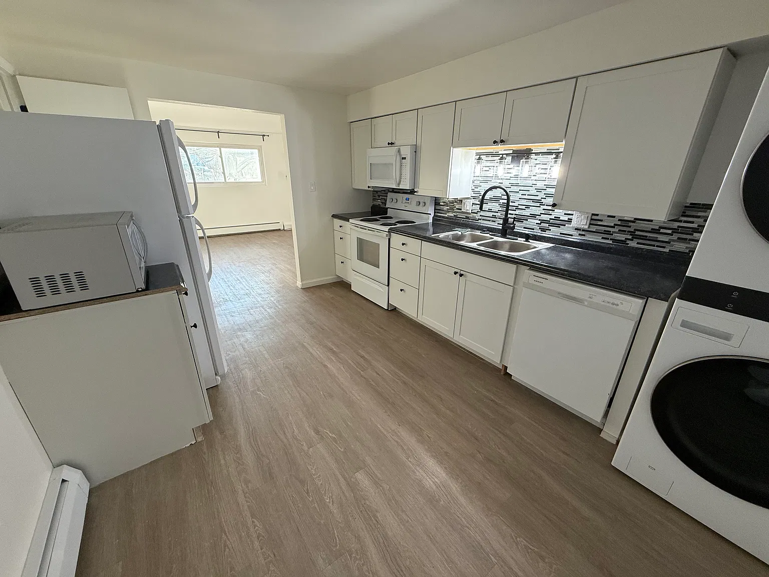 2 bed, 850 sqft, $1,800 — Photo 2