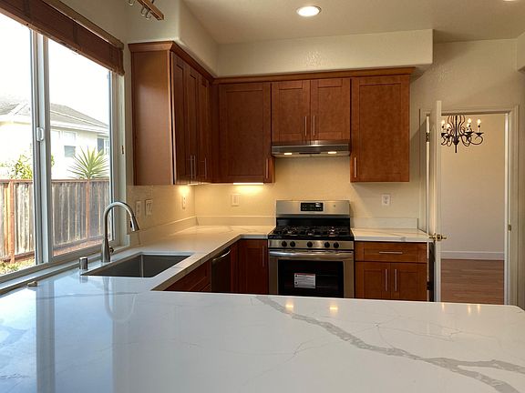 4th image of 32 Amaryllis Ct