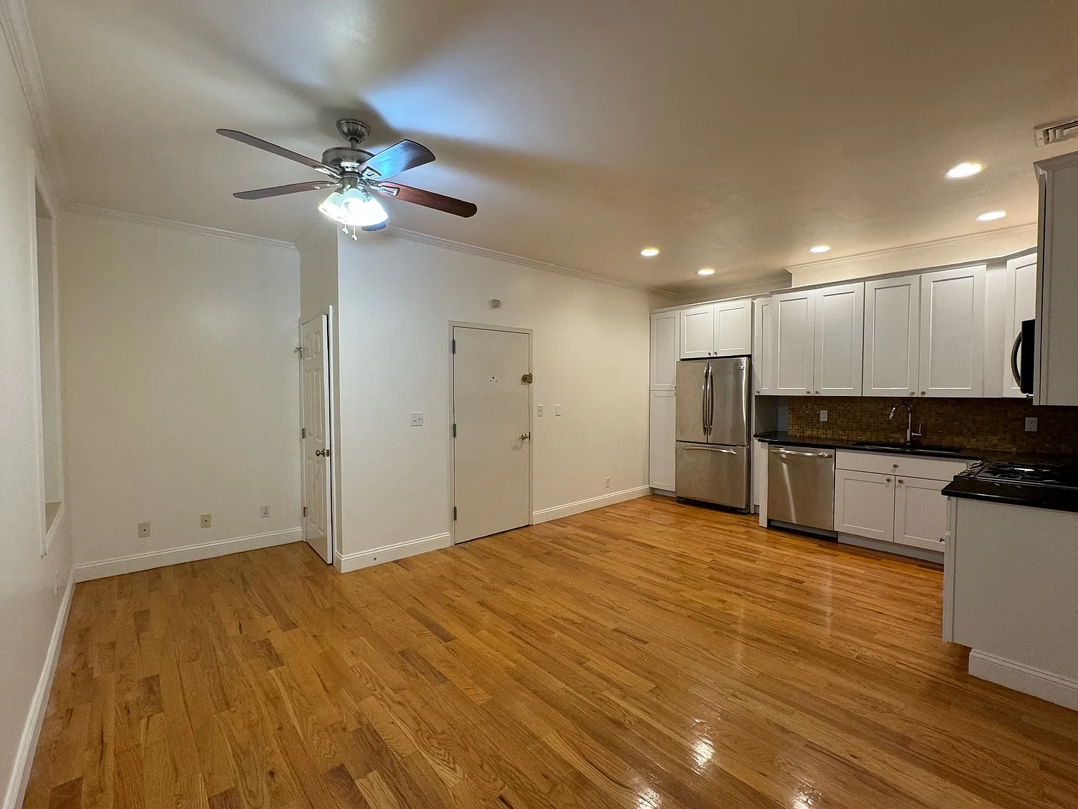 2 bed, 925 sqft, $3,200 — Photo 3
