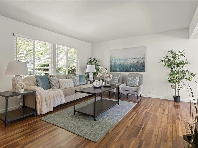 1811 Queen Victoria Way — Photo 2