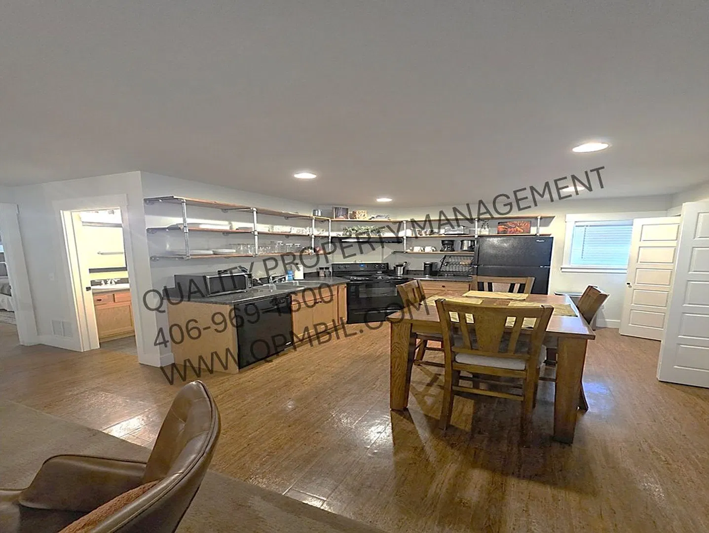 1 Bed 1 Bath Furnished Upstairs Apartment — Photo 3