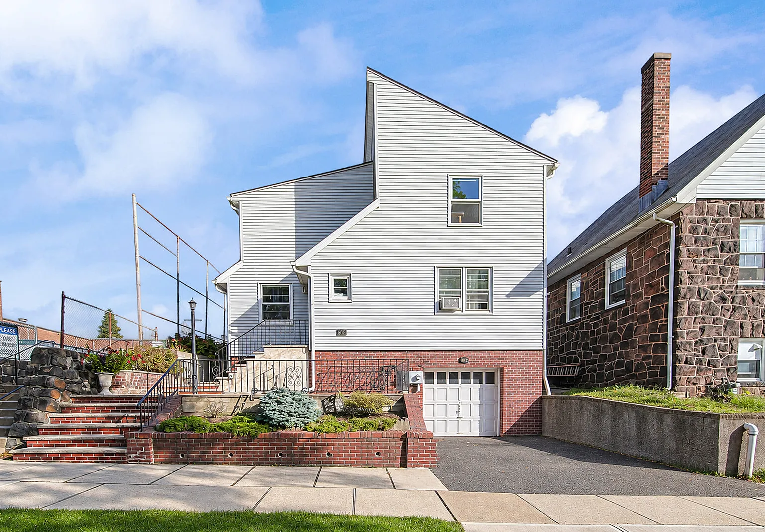 3 bed, 1627 sqft, $3,700 — Photo 1