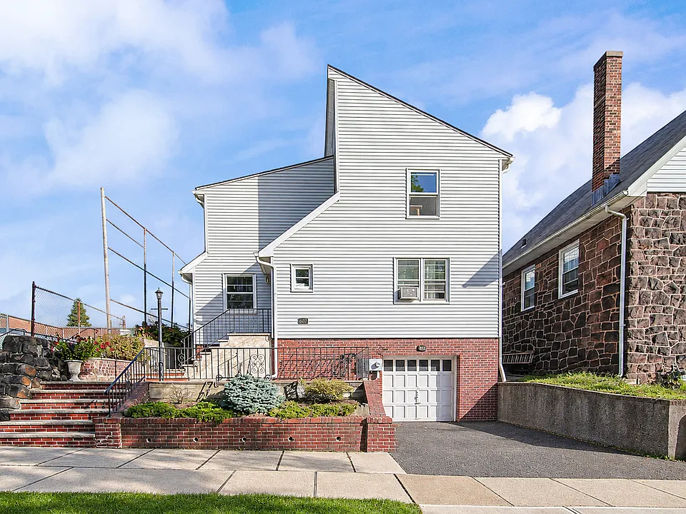 602 Studio Rd #2