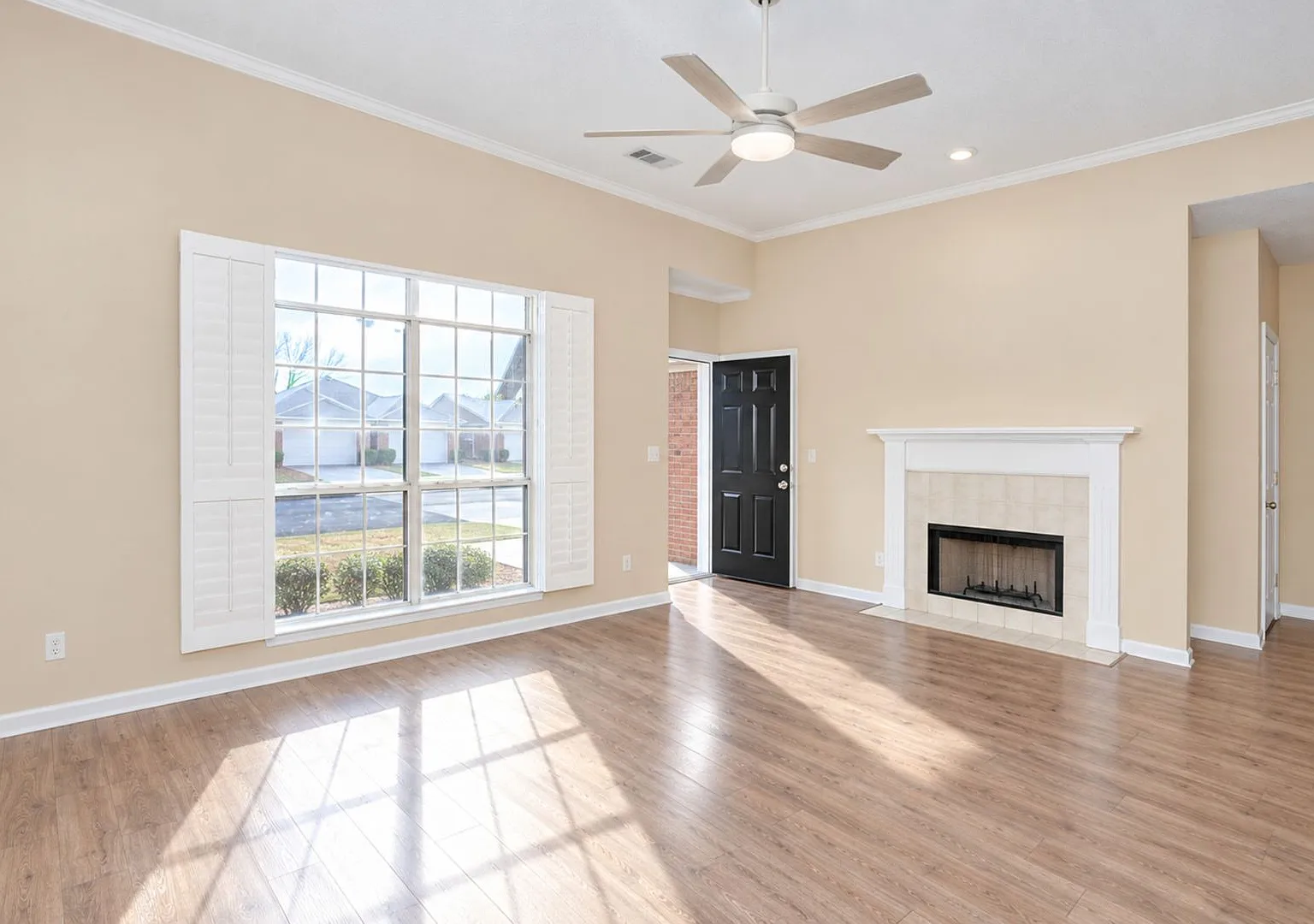 Southside Savannah Charm 2BR Townhome with Screened-In Porch — Photo 4