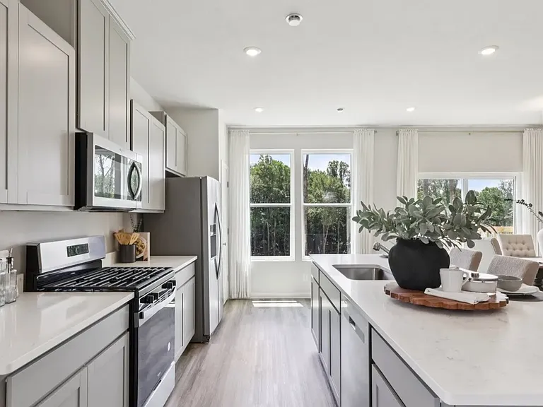 749 Hardman Dr — Photo 1