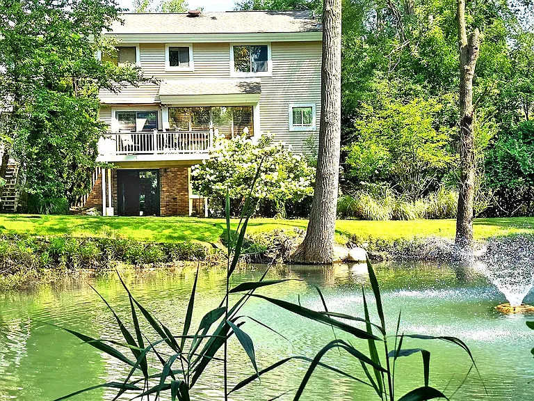 Weatherstone Townhomes of Southfield offer Mother Nature's splendor.