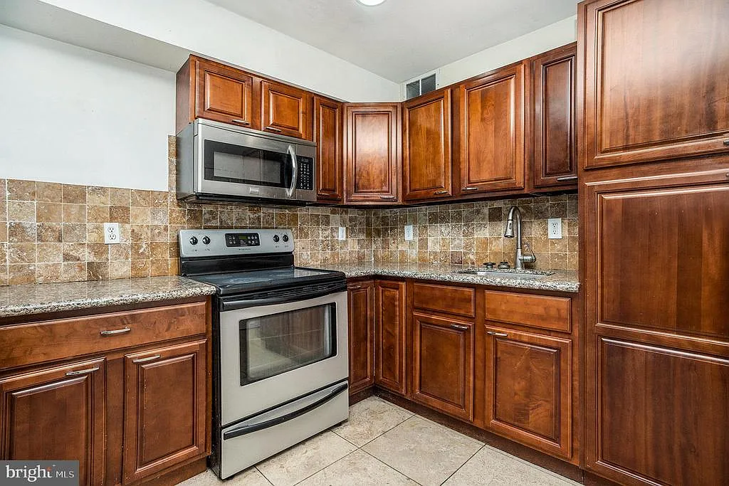 3 bed, 1.0 bath, 950 sqft, $1,800 — Photo 4