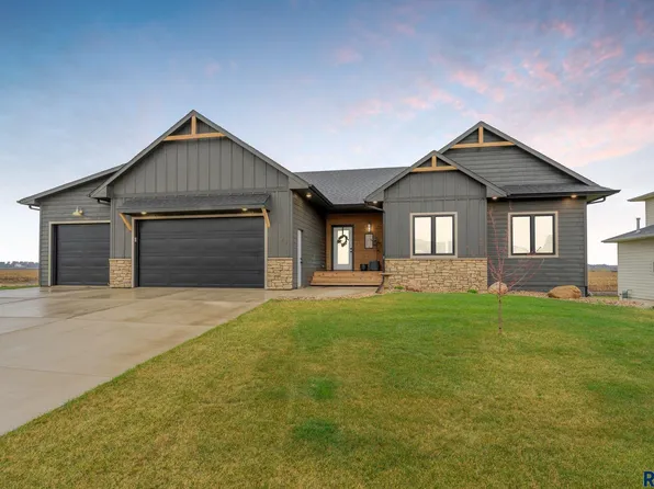 123 Skyline Dr, Valley Springs, SD 57068