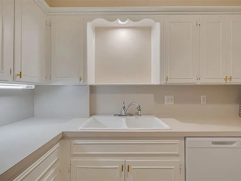 3057 W Wilshire Blvd — Photo 11