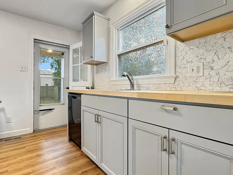 607 Lee St — Photo 8