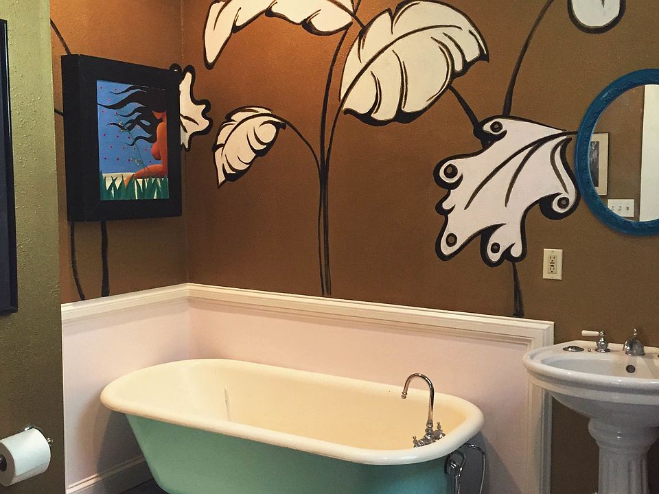 Full guest bathroom