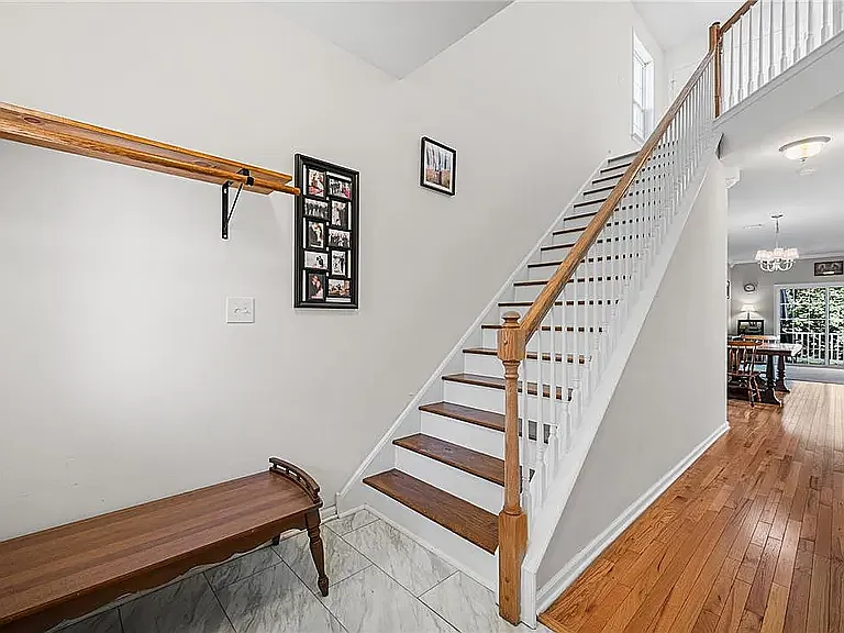 3 bed, 2.5 bath, 2421 sqft, $2,500 — Photo 3