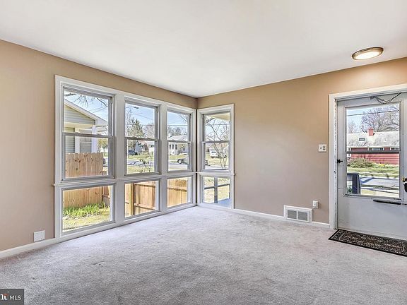 5th image of 1105 Clagett Dr