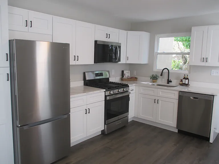 828 Broad St — Photo 3