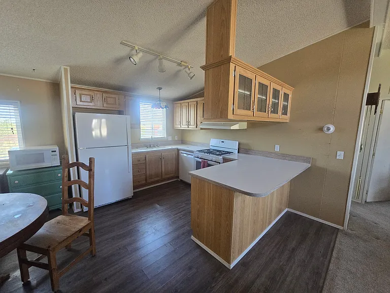 1433 Post Ave — Photo 21