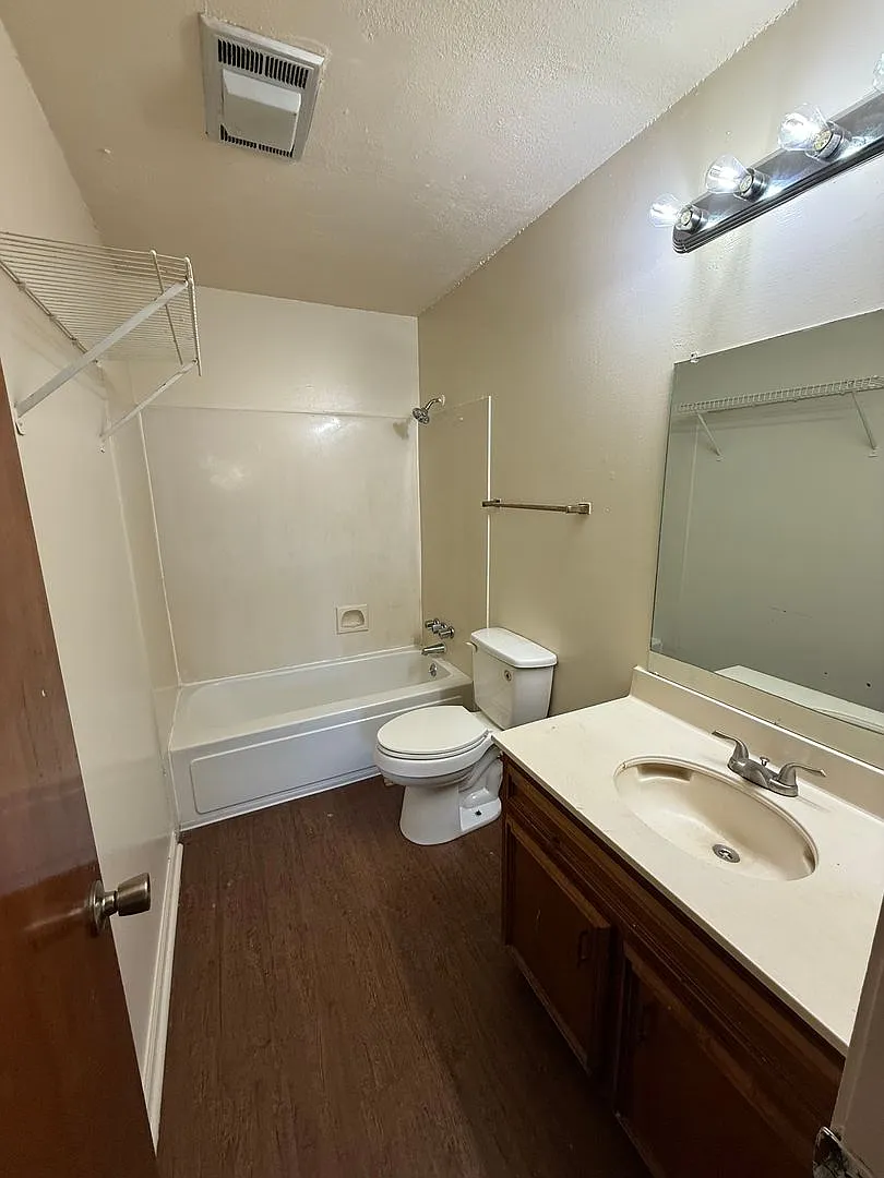 Beautiful and spacious townhome with cathedral ceilings. Ready for you to make it home. — Photo 2