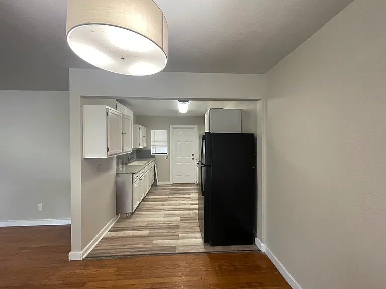 E Hutchins Pl — Photo 3