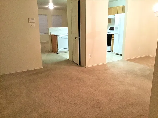 3 bed, 2.0 bath, 1429 sqft, $2,085 — Photo 4