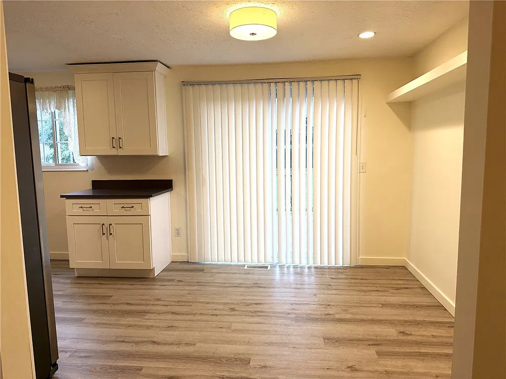 3 bed, 1.5 bath, 924 sqft, $2,400 — Photo 4