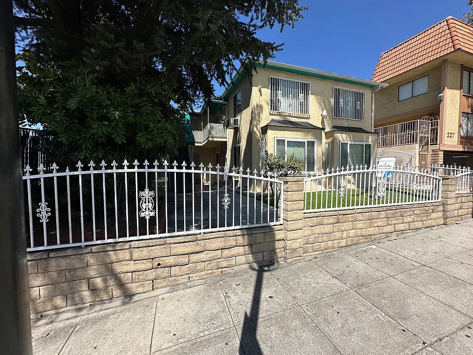 223 E Burbank Blvd #202