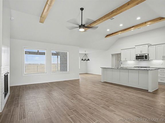 3rd image of 2816 E Rockford Pl