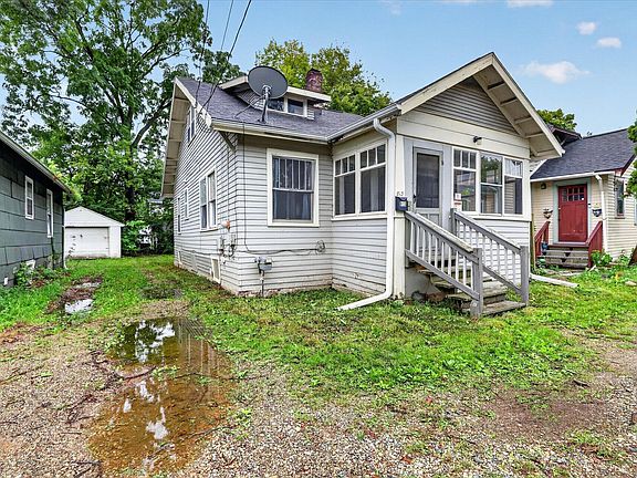 2nd image of 813 Hoffman Ct