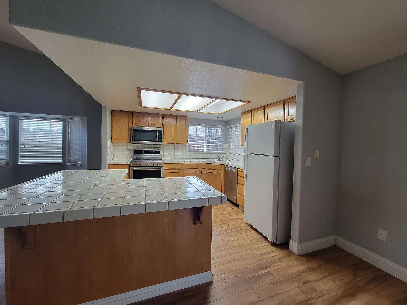 3 bed, 2.0 bath, 1893 sqft, $2,500 — Photo 3