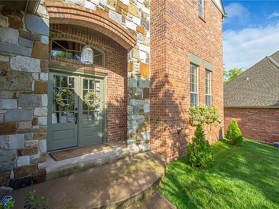 Welcome home!  Double doors greet every visitor and allow for wide open beautiful entry.