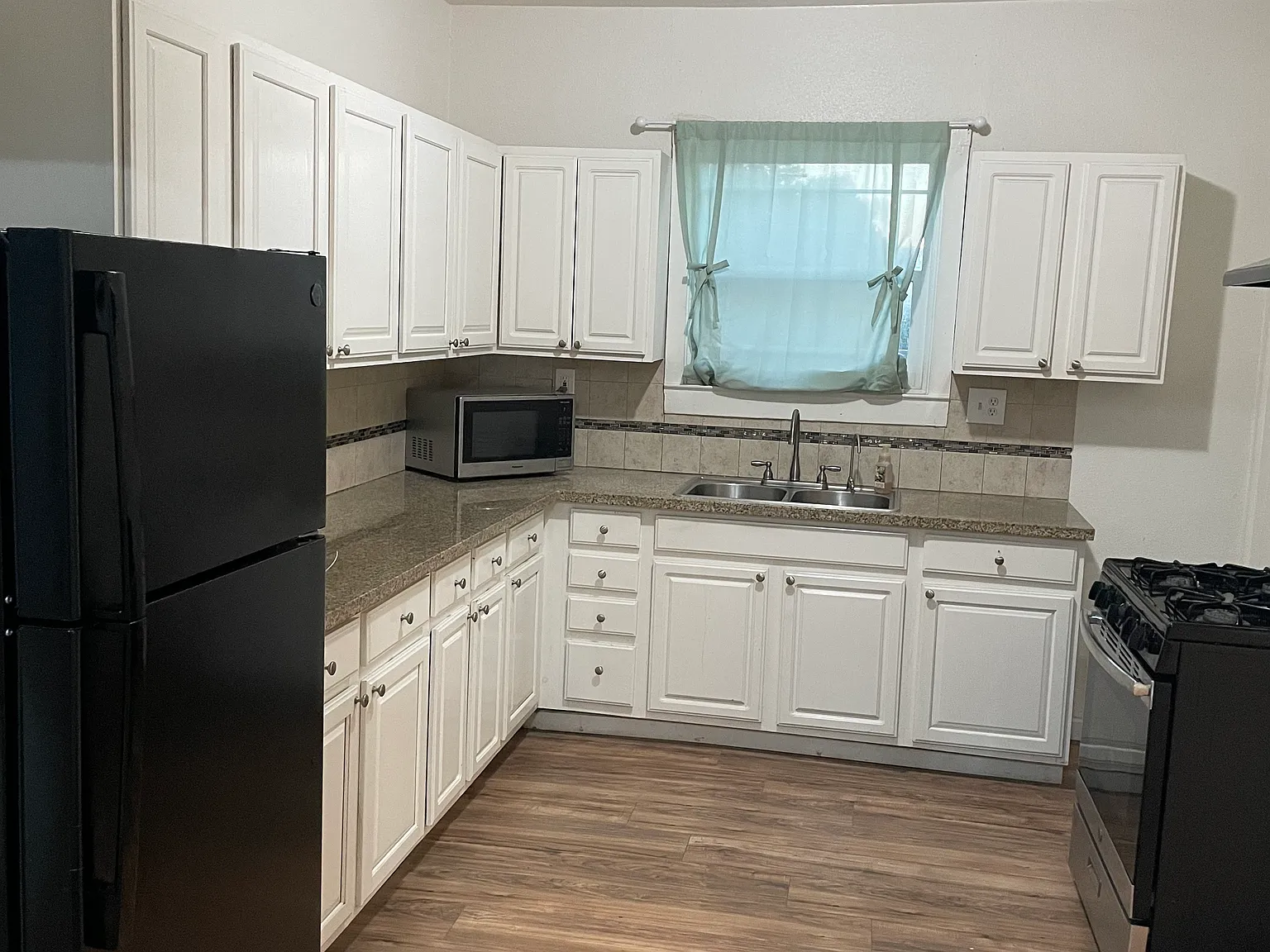 4 bed, 1222 sqft, $2,500 — Photo 2