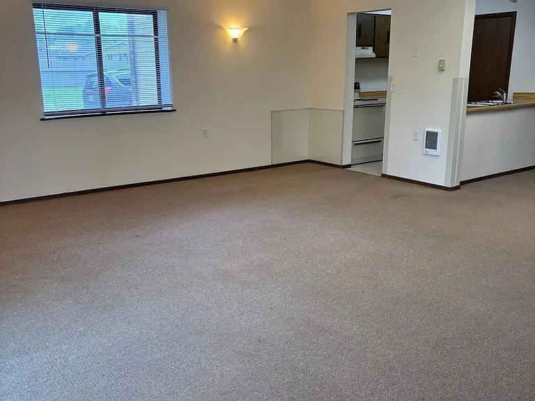 465 Main St — Photo 2