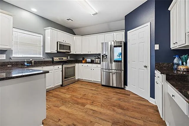 3 bed, 2.0 bath, 1890 sqft, $2,200 — Photo 2