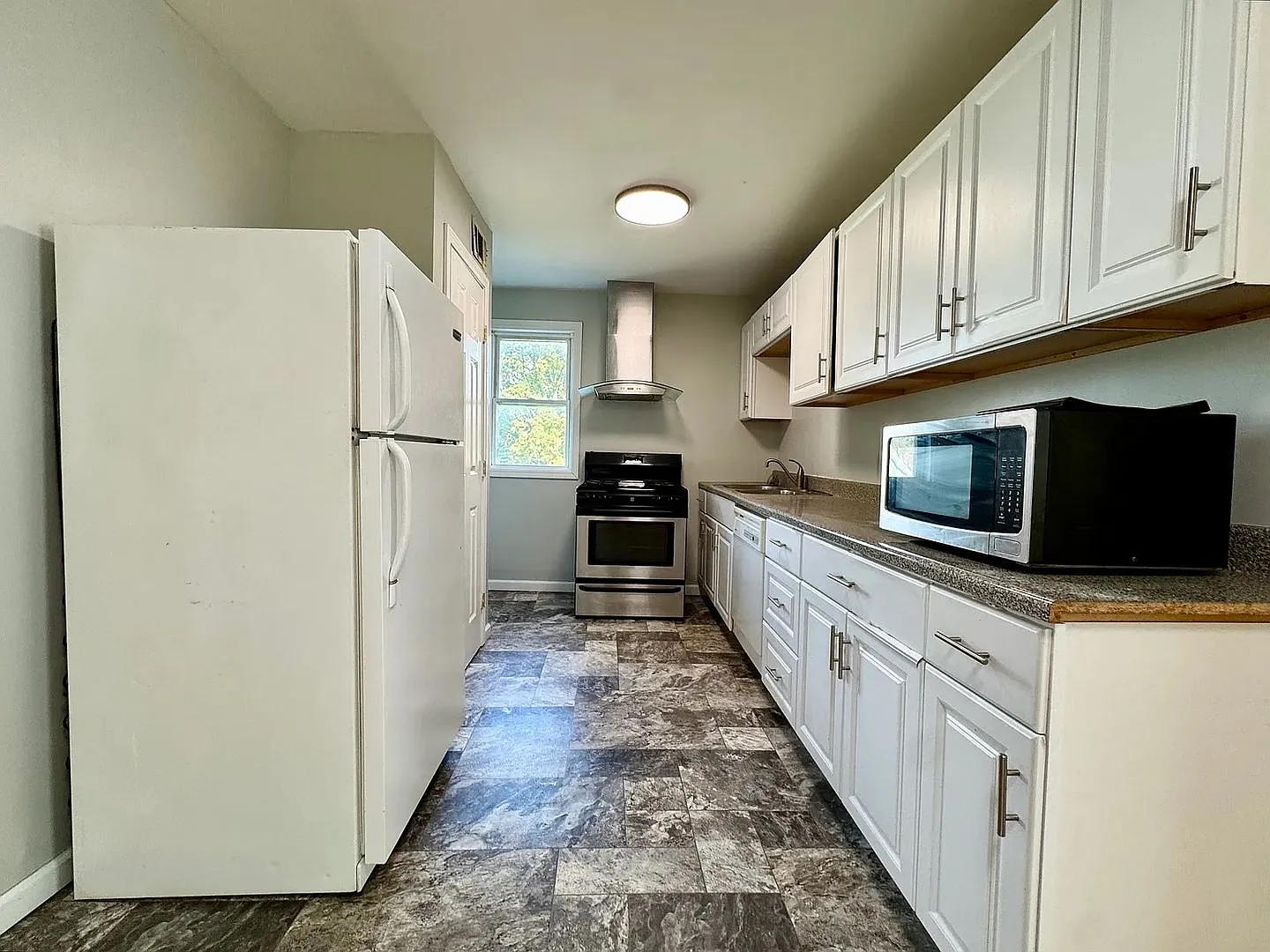 518 W 5TH ST — Photo 2