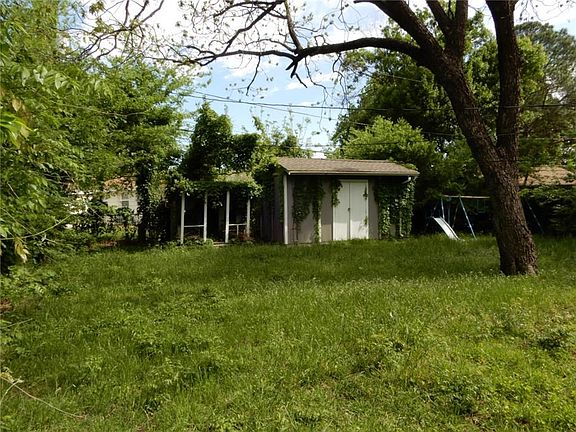 3rd image of 409 E Lovers Ln
