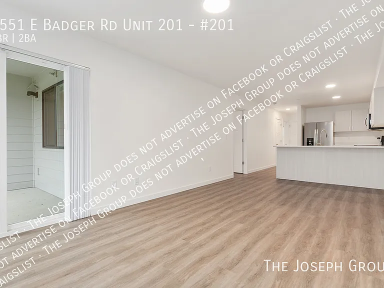 Town's Edge Apartments - 1555 E Badger Rd — Photo 17