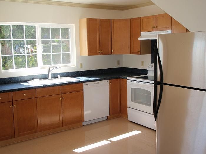 Full kitchen w/ dishwasher