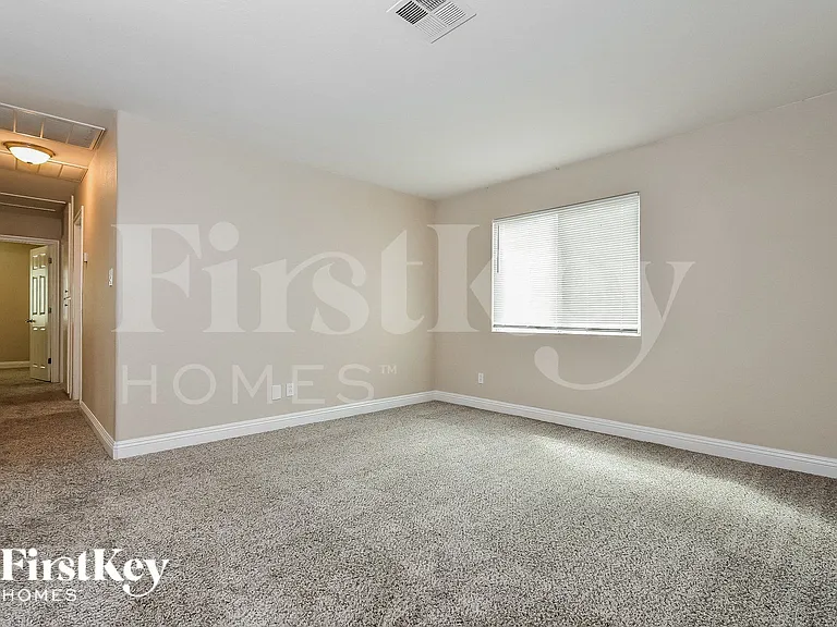 301 Kings Ave — Photo 9
