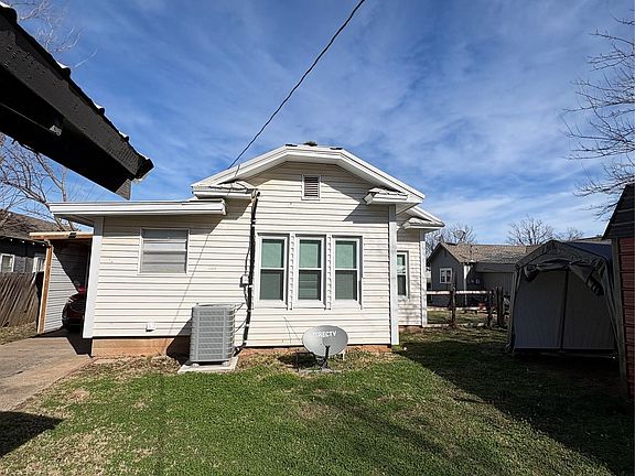 3rd image of 933 E Maple St