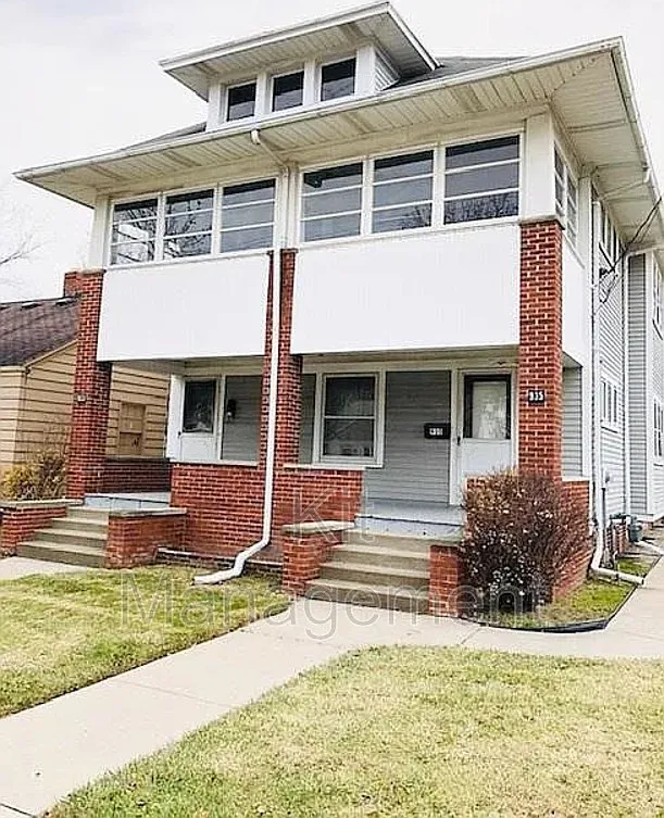 Sunny 2BR Upper with Garage & Fenced Yard 933 Eleanor Ave, Toledo — Photo 1