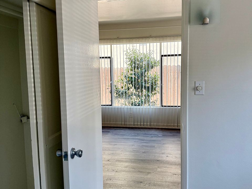 2nd bedroom looking into living room
