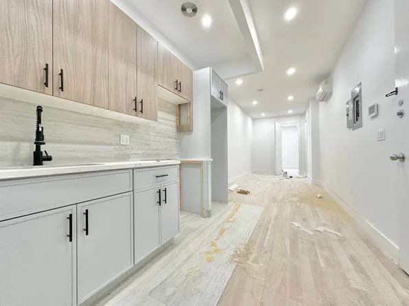 828 Hart Street image 1 of 10