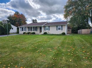 37 Gannett Rd, Farmington, NY 14425