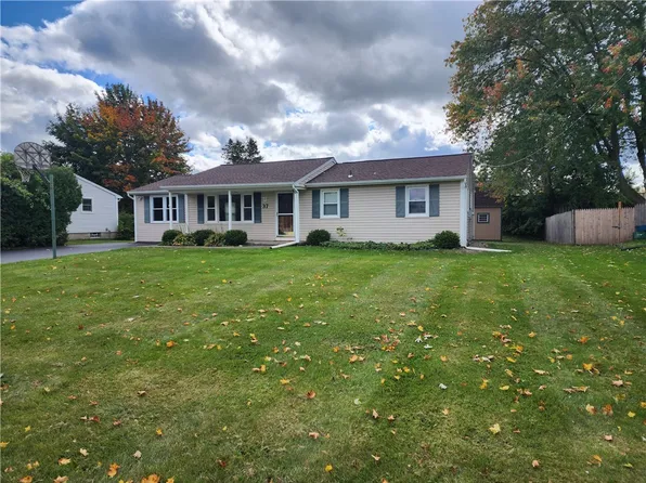 37 Gannett Rd, Farmington, NY 14425