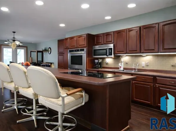 208 S Clark St, Viborg, SD 57070