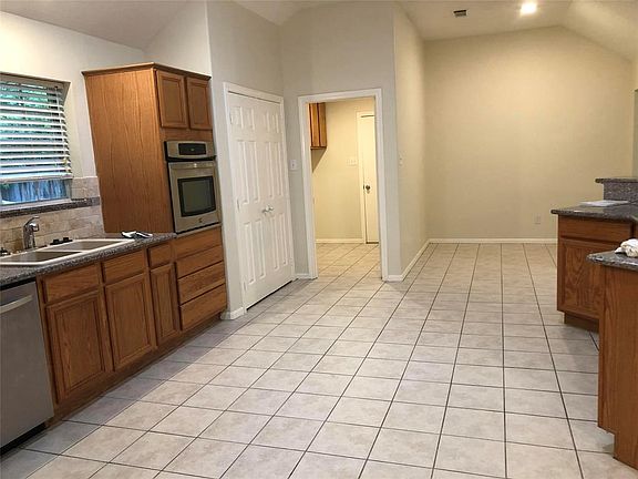 5th image of 806 Fairbanks Dr