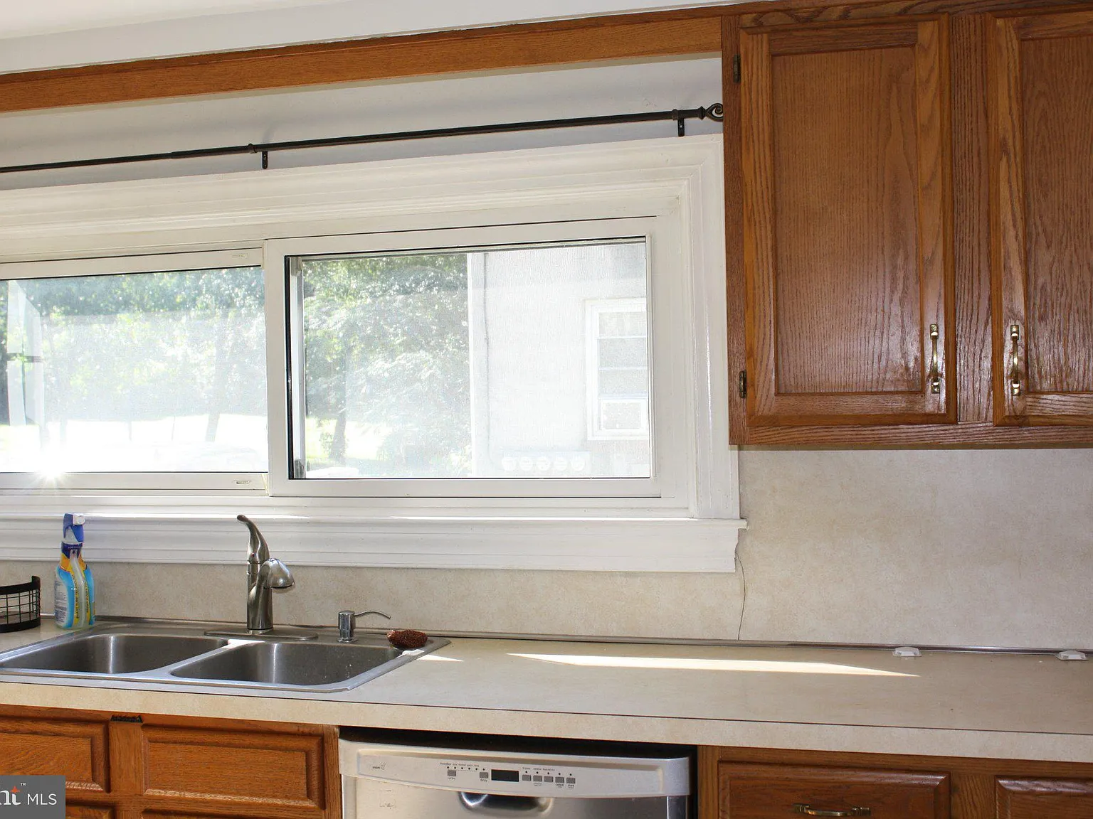 3 bed, 1.0 bath, 1344 sqft, $2,300 — Photo 4
