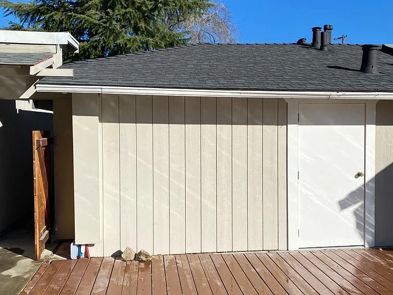 Laundry room (with shared washer/dryer)