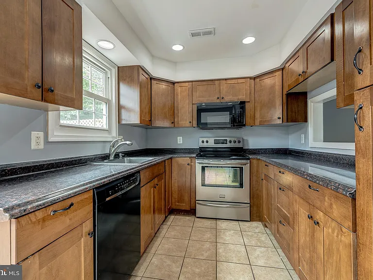 8593 Burlington Ct — Photo 10
