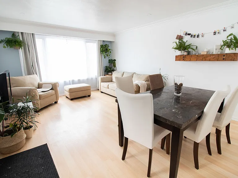 5 Alexandra Blvd — Photo 1
