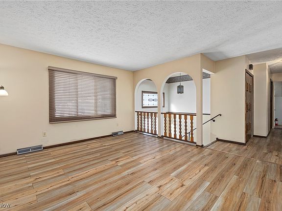3rd image of 105 Northwood Hollow Ct